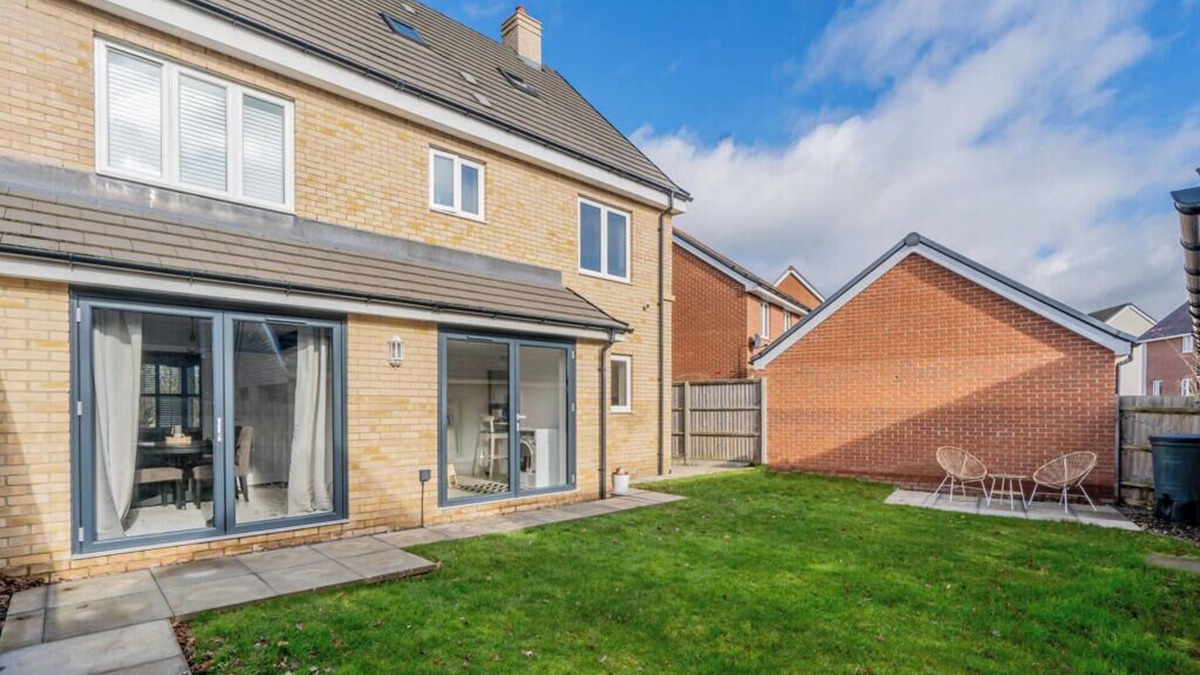 Bletchley House | Spacious 5-bedroom house with free parking, garden, and Cinema room with Netflix