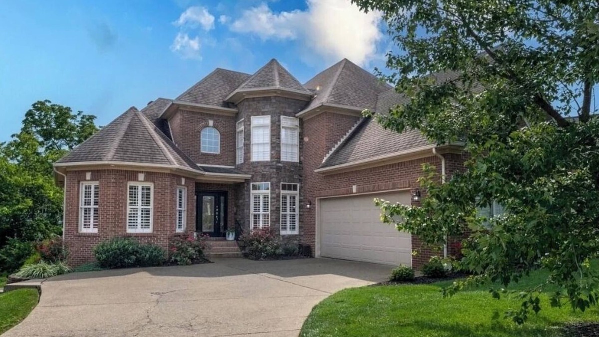 Buechel House | Spacious 5-bedroom house in Walking Distance to Restaurants