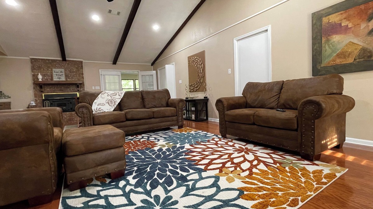 Moscow House | Spacious 5-bedroom house in welcoming Pine Bluff with WiFi, AC