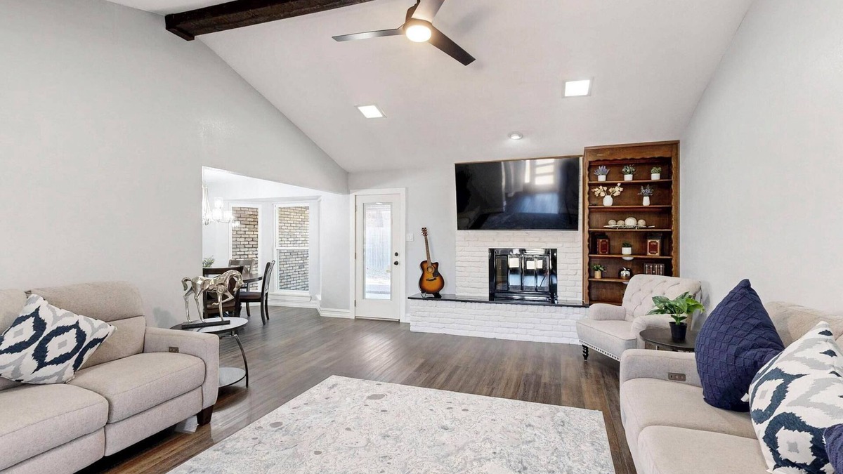 Southwest Arlington House | Spacious 5-bedroom house with WIFI and newly furnished in fabulous Arlington.