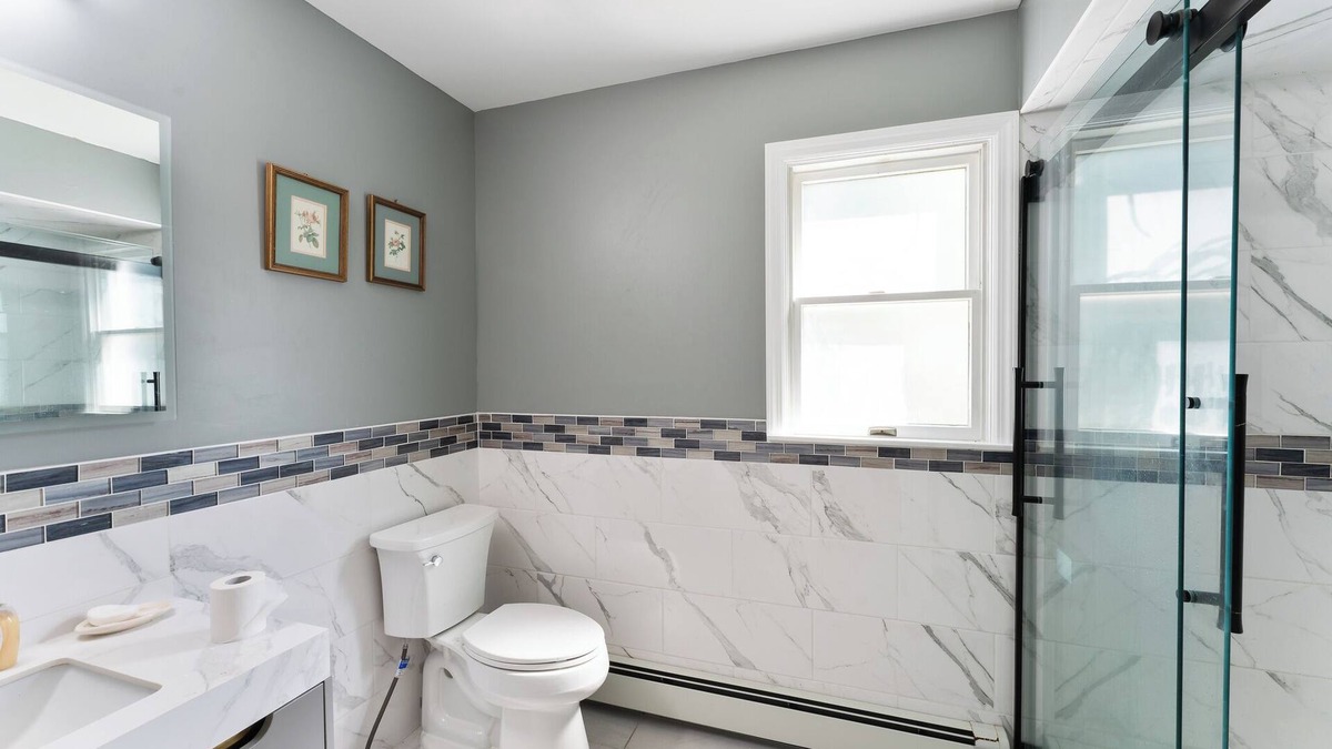 Bay Shore House | Spacious 5-bedroom house with WiFi, Close to 5000sqf