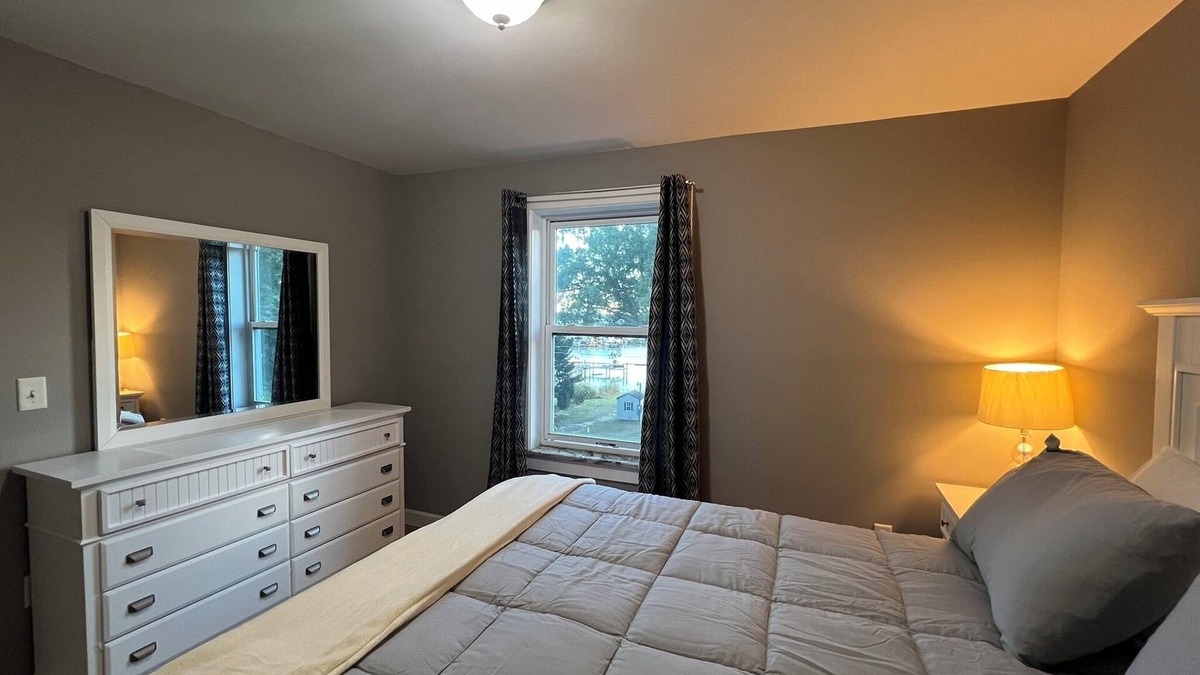 Mayo House | Spacious 5-bedroom house with Pier, AC and WiFi in delightful Edgewater