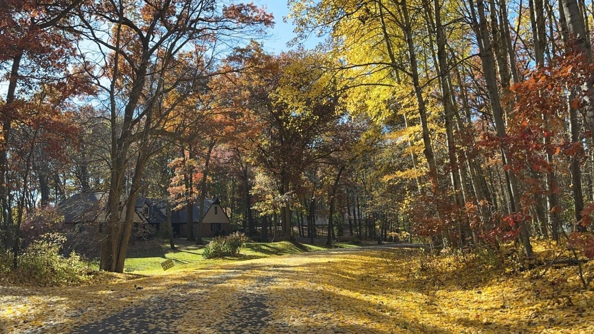 Suamico House | Spacious 5-bedroom house in Green Bay with WiFi, 15 minutes to Packer stadium