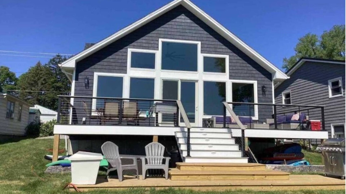 Lakeville House | Spacious 5-bedroom house in charming Lakeville with AC