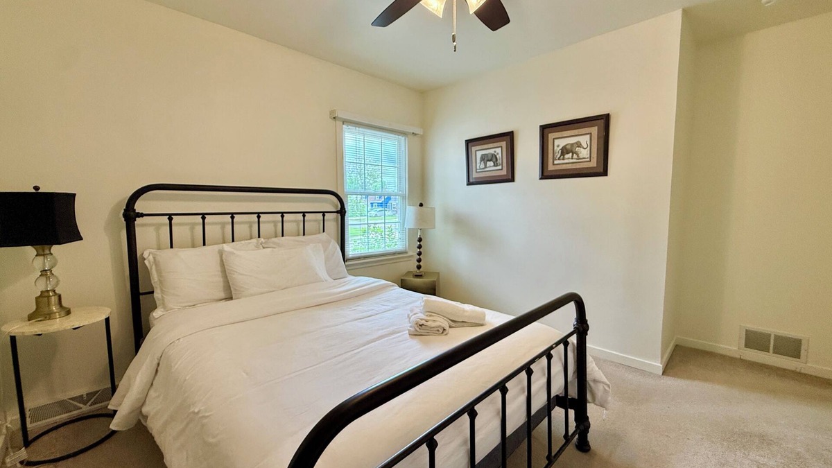 Green Acres House | Spacious 5-bedroom house in peaceful Tonawanda with WiFi, AC