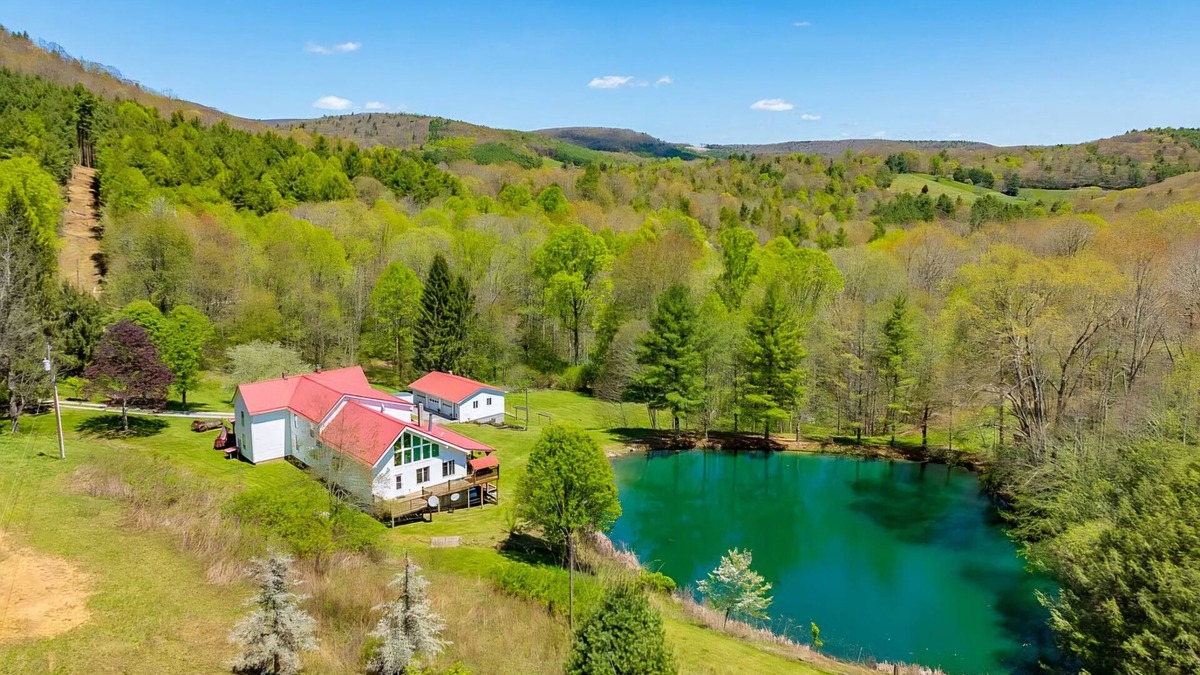 Wilson Creek House | Spacious 5-bedroom house w/fishing pond, WiFi, hot tub in Grayson Co Mountainsn