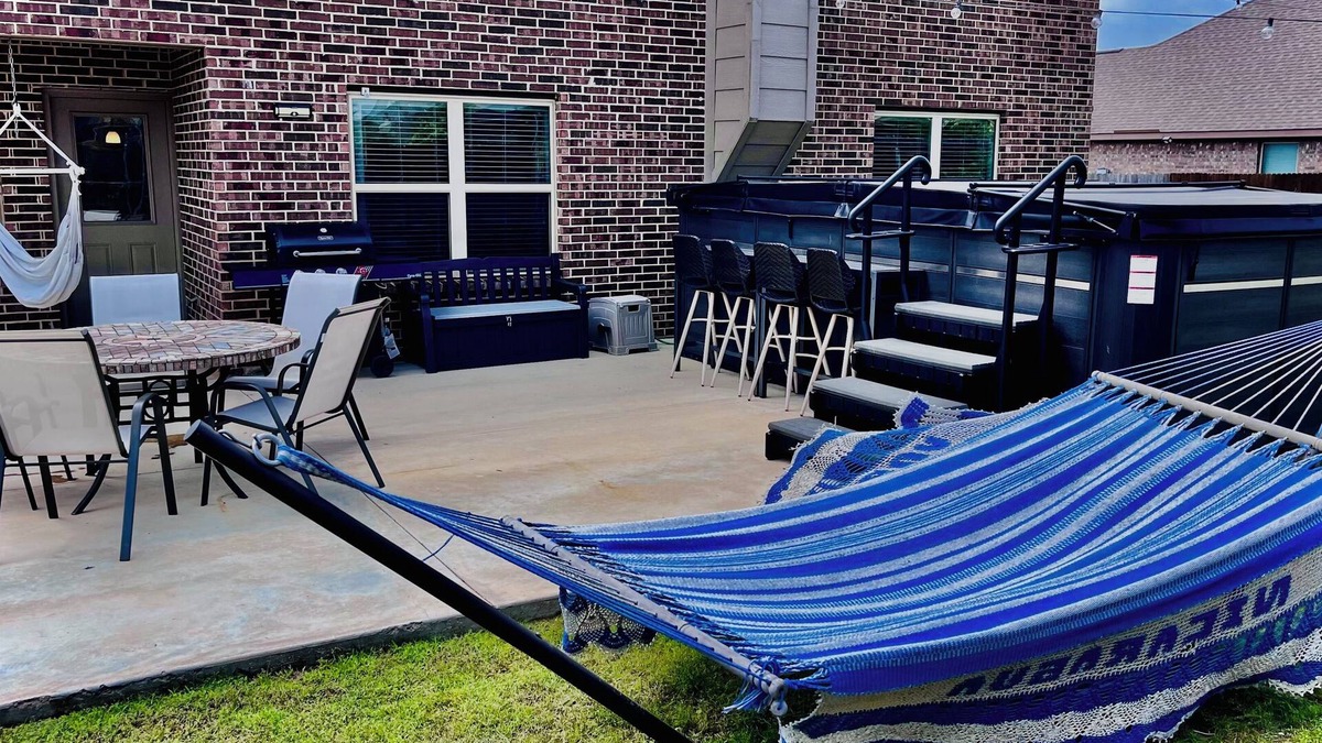 Ennis House | Spacious 5 Bedroom Home, Huge Swim Spa & Private Theater with Popcorn Machine!