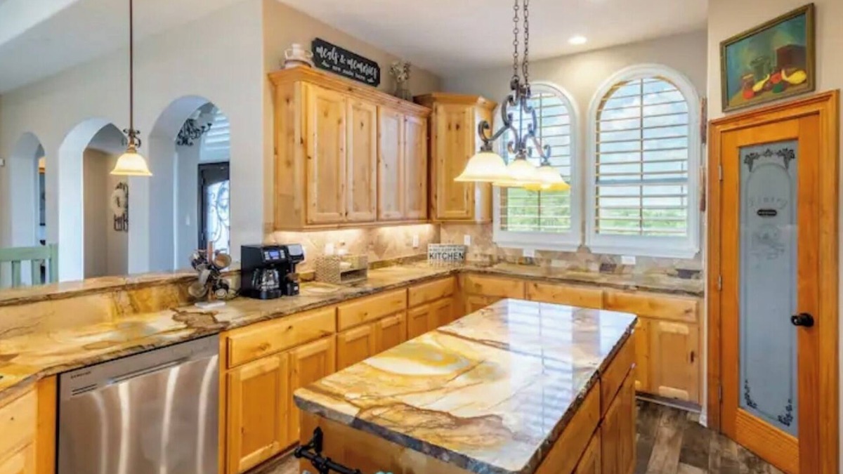 Converse House | Spacious 5 bedroom home in Schertz, Texas! 20 min from downtown San Antonio!