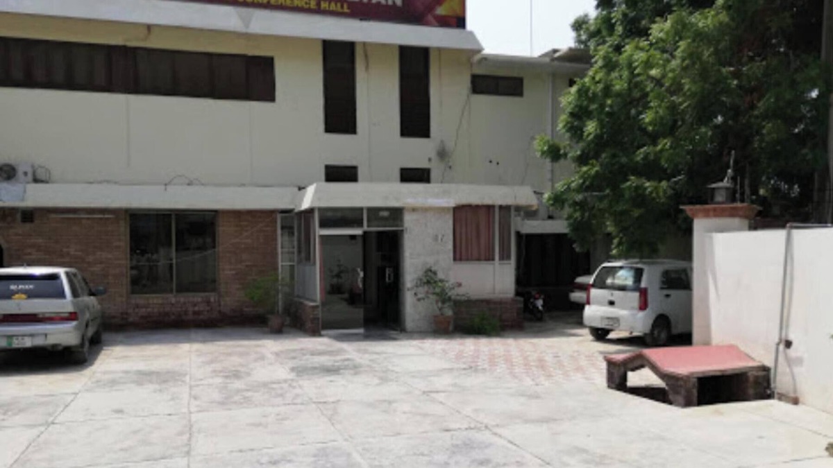 Multan Hotel | Spacious 5-bedroom hotel in charming Multan with AC