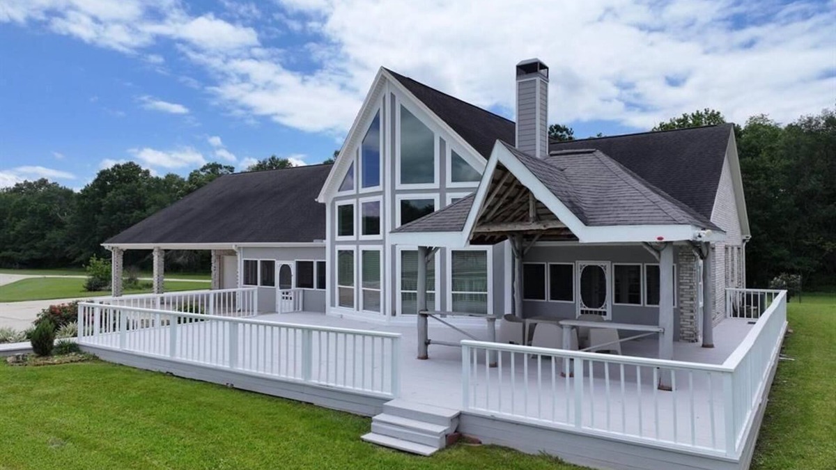 Beaumont House | Spacious 5-bedroom house with AC, outdoor area in charming Beaumont.