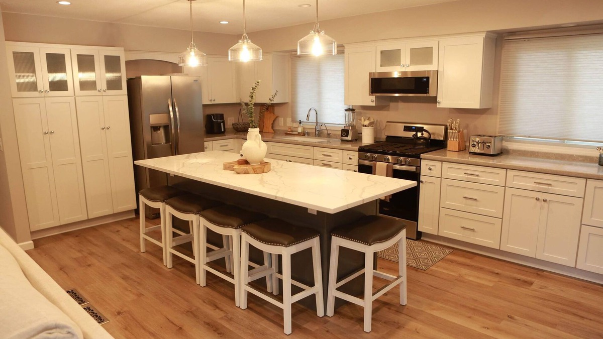 Plymouth House | Spacious 5-bedroom house in Plymouth, Near Medicine lake and Downtown. AC WiFi