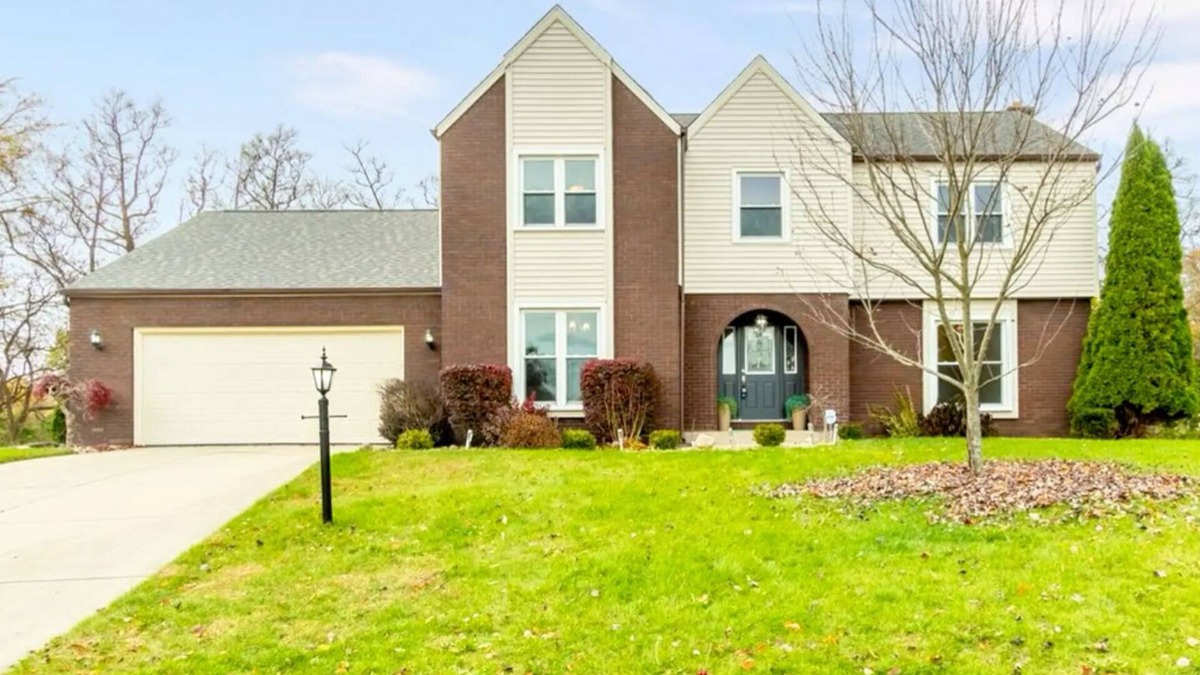 Granger House | Spacious 5-bedroom house in charming Granger with Hot Tub near Notre Dame