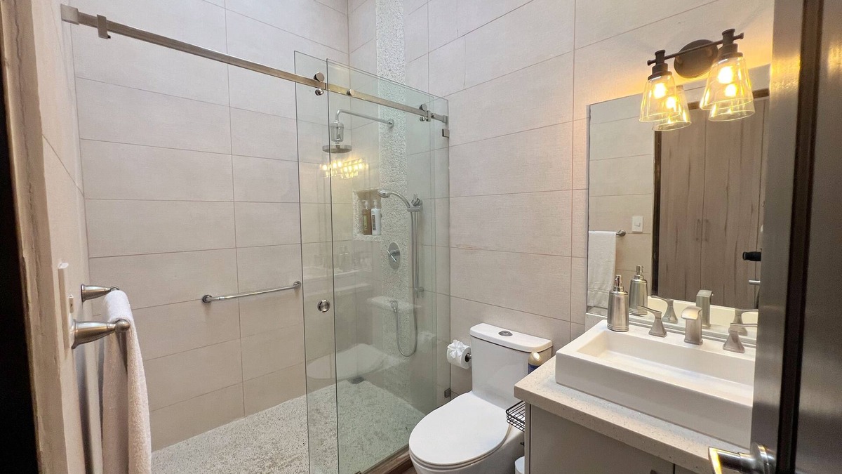 San Antonio House | Spacious 5-bedroom house with, Pool, Gym, Sauna, and Large Yard in Escazu