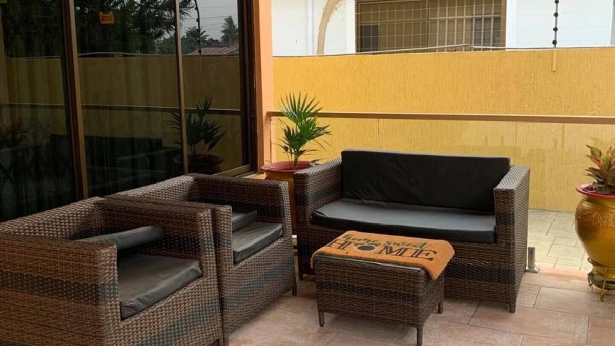 Accra House | Spacious 5-bedroom house in awesome Accra with WiFi, AC