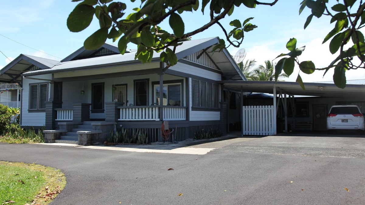 Hilo House | Spacious 5-bedroom house in enchanting Hilo with AC