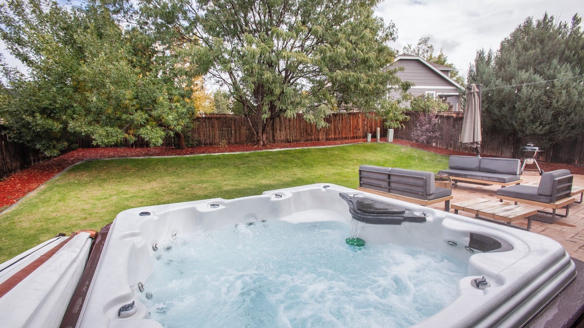 Seven Hills House | Spacious 5-bedroom house with Hot Tub and Central AC in Aurora