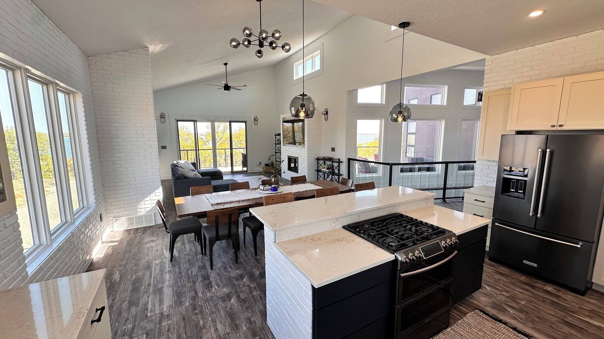 Brule House | Spacious 5-Bedroom House on Lake McConaughey – Lake front, WiFi, AC