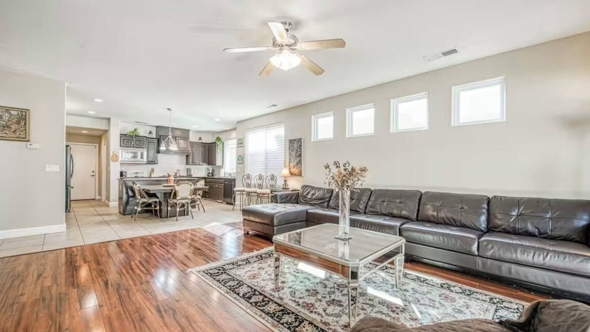 Raisin House | Spacious 5-bedroom house in Fresno with Pool, BBQ, & AC