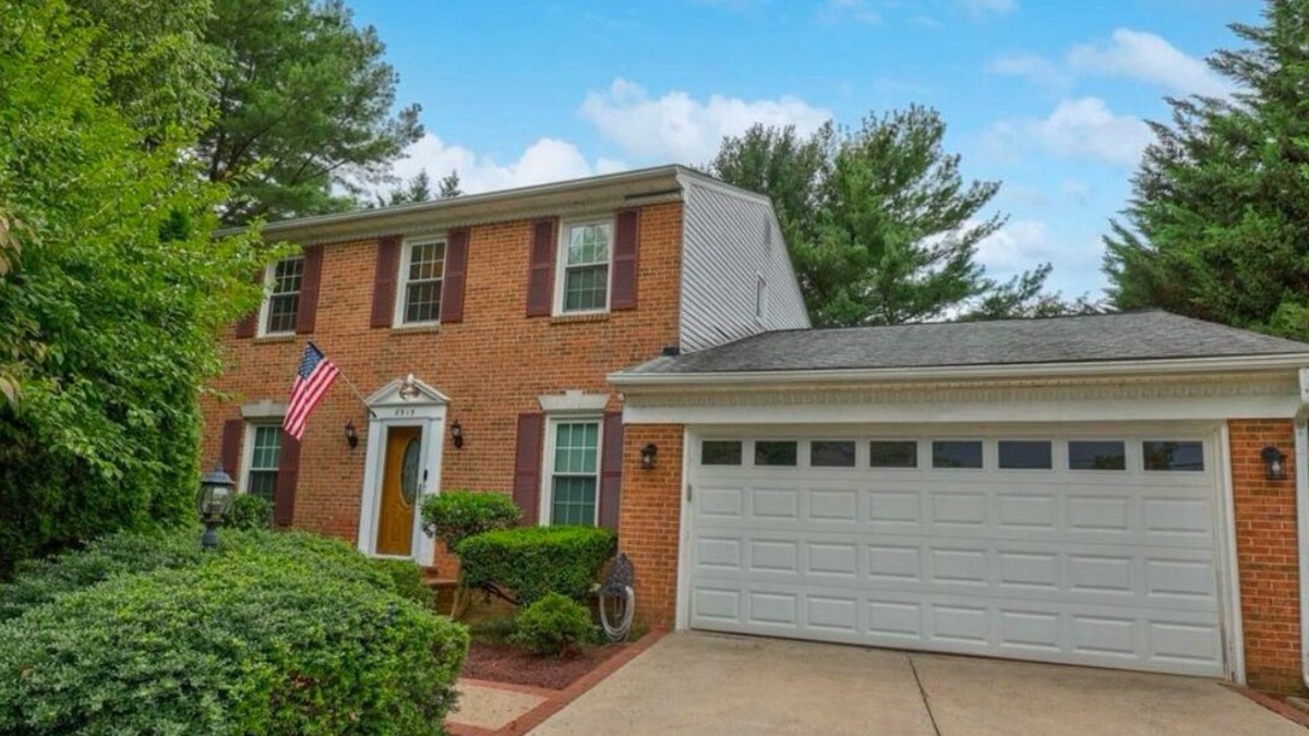 Tysons House | Spacious 5-bedroom house in lovely Tysons with AC, Pool table, WiFi