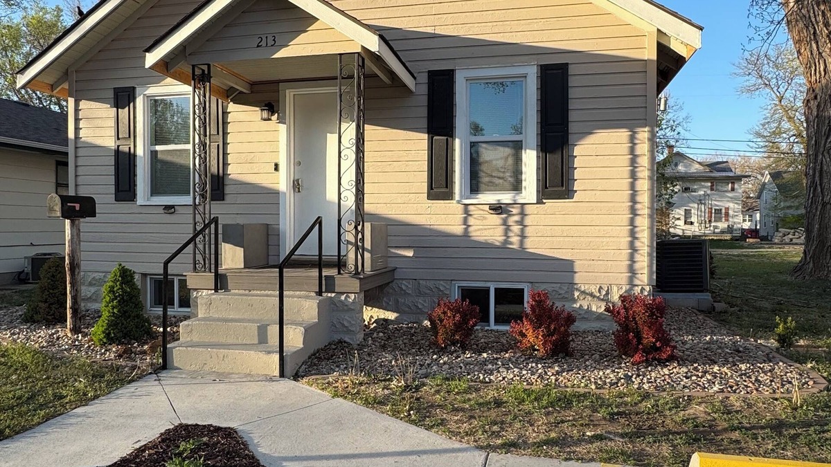 Hays House | Spacious 5-bedroom house with WiFi, AC in fabulous Hays
