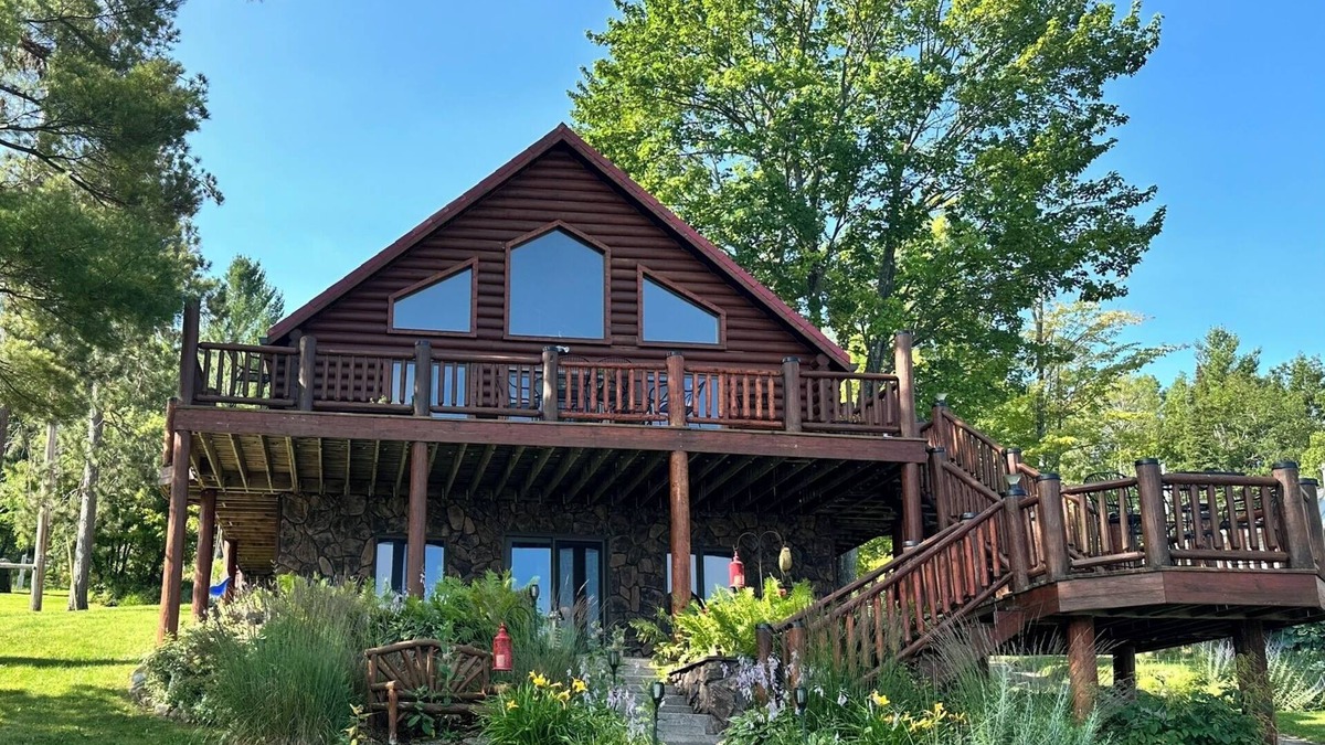 Loretto House | Spacious 5-bedroom lakefront house in charming Vulcan with WiFi, AC