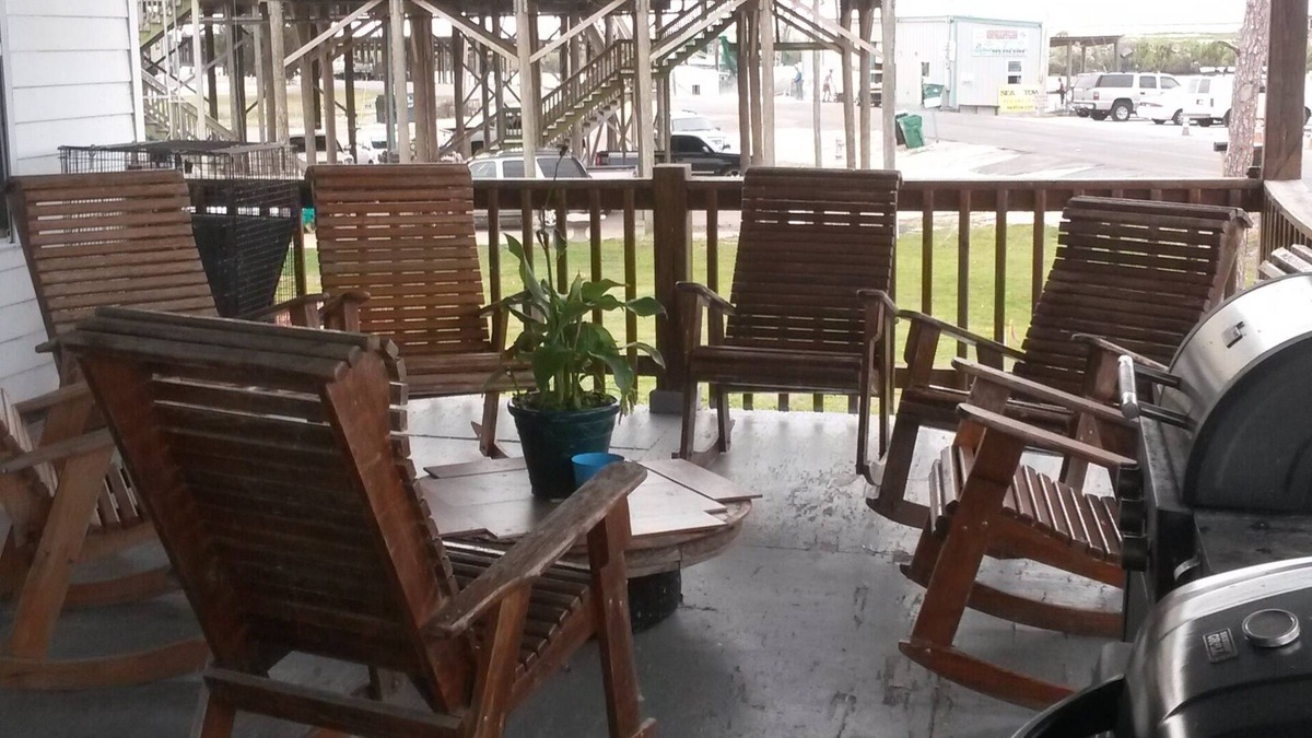 Braithwaite Cabin | Spacious 5-bedroom lodge in brilliant Delacroix with AC, WiFi