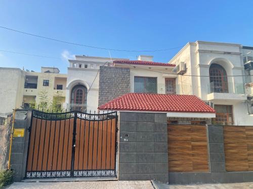 Panipat House | Spacious 5 Bedroom Park Facing House