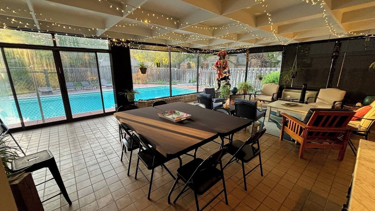 Hutchinson House | Spacious 5 bedroom Retreat with Pool & Tennis Court Near KS State Fair