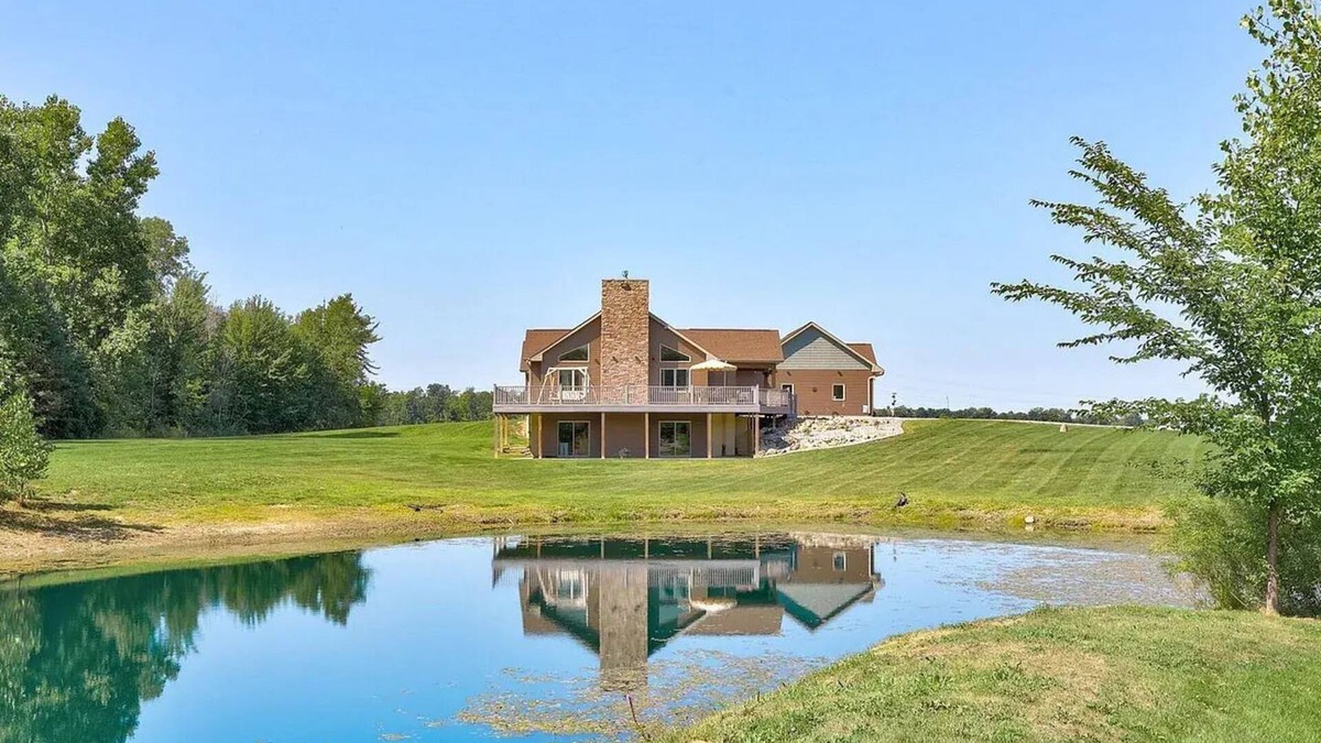 Clio House | Spacious 5-bedroom Retreat on 6 acres w/pond - 10 Min to Frankenmuth