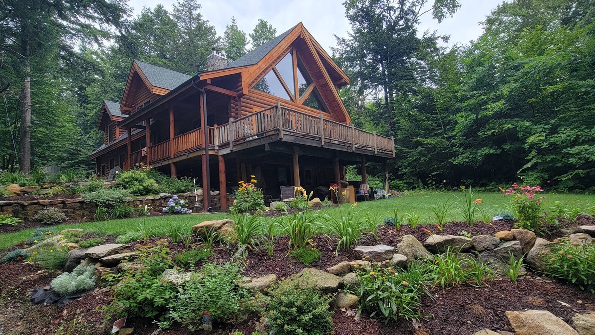 Hebron House | Spacious 5 bedroom semi-private lakefront log cabin on Newfound Lake