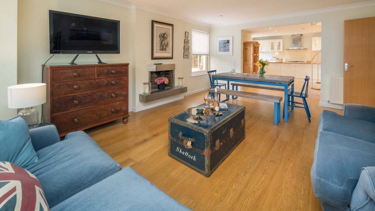 Seaview Apartment | Spacious 5 bedroom split level flat with three bathrooms and open plan kitchen living area, sleeps