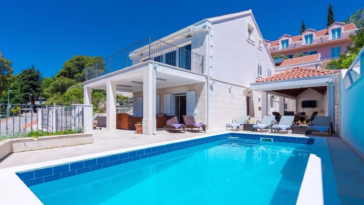 Mlini Villa | Spacious 5 bedroom Stone Villa with Private Pool and Sea view
