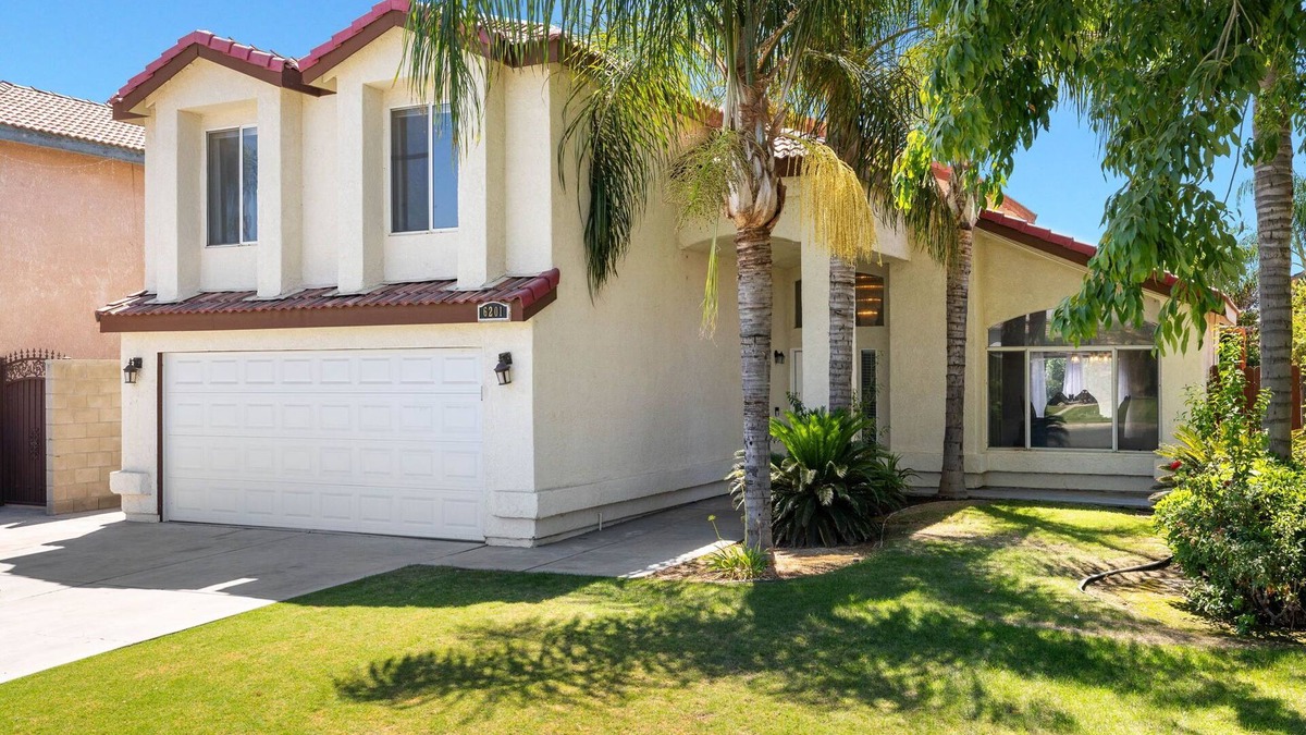 Pumpkin Center House | Spacious 5-bedroom house in delightful Bakersfield with AC, WiFi, Pet Friendly