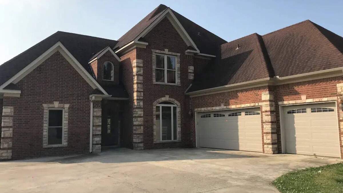 Blytheville House | Spacious 5-bedroom house in lovely Blytheville with WiFi, fitness room