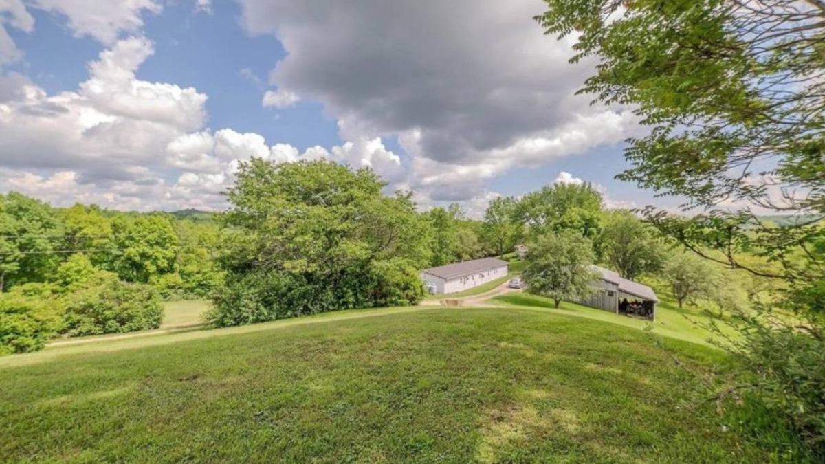Sharpsburg House | Spacious 5-bedroom house in Peaceful Chesterhill Free WiFi & Full Privacy.