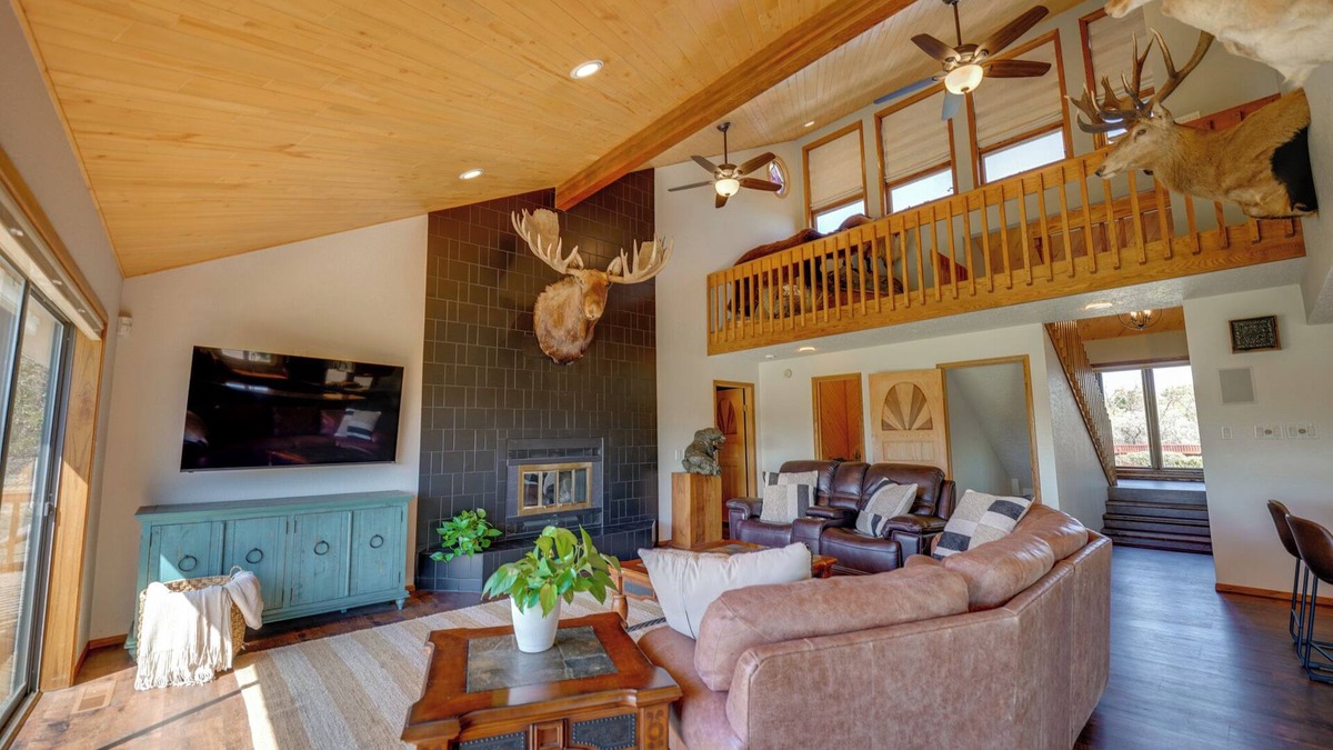 Flora Vista House | Spacious 5-bedroom House with WiFi and Central AC in Quiet Flora Vista