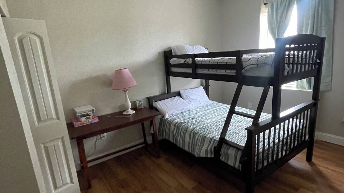 St. Robert House | Spacious 5-bedroom house with WiFi, AC in charming Saint Robert