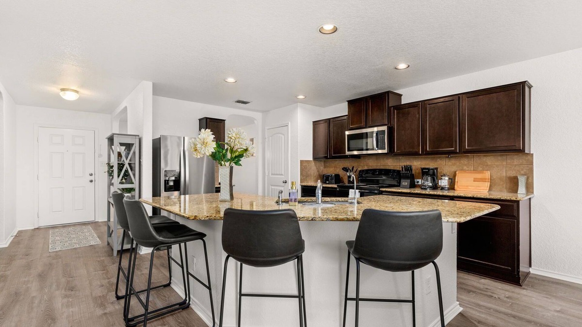 Southside House | Spacious 5 Bedroom-SeaWorld/Lackland Family Retreat