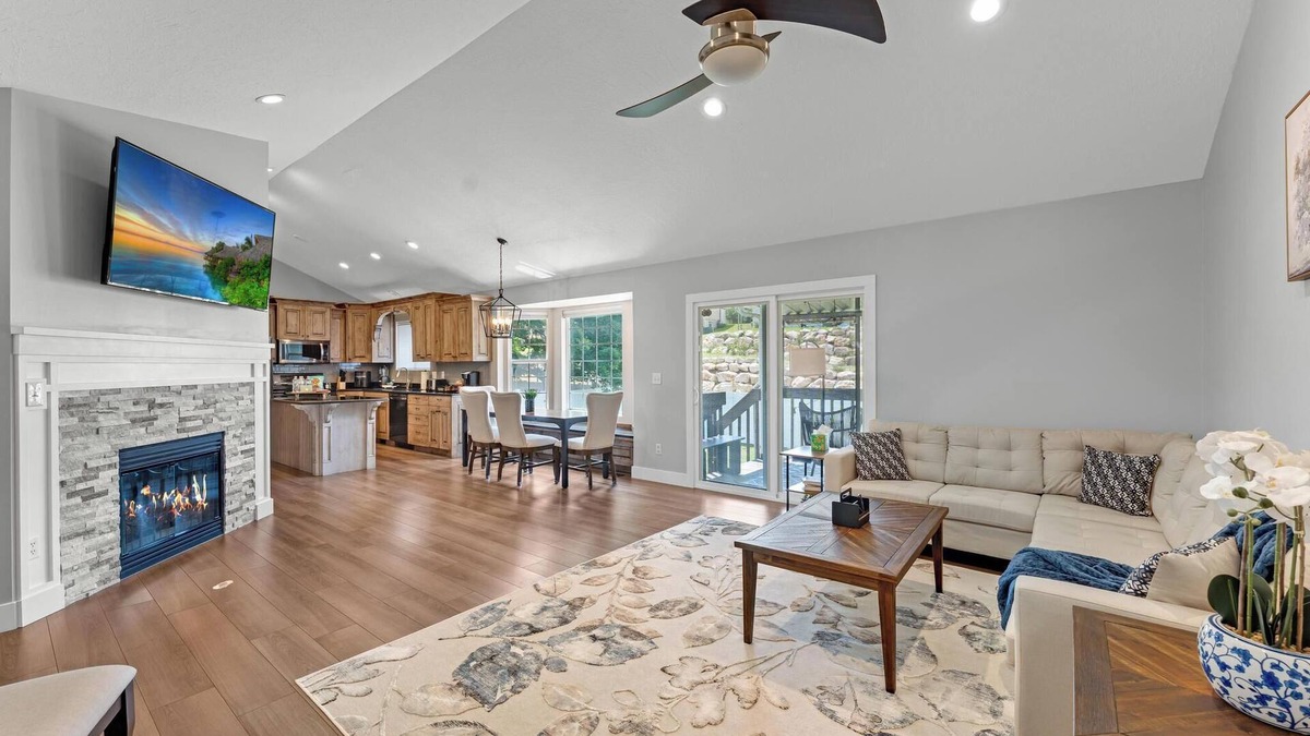 South Ogden House | Spacious 5-bedroom retreat with AC and WiFi inSouth Ogden. Relax in our Hot Tub