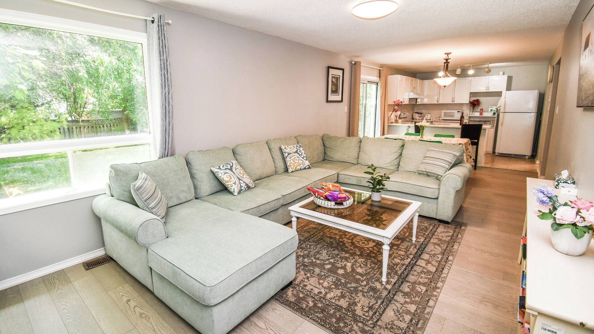 Alcona Cottage | Spacious 5-Bedroom Vacation Home Near Lake Simcoe – Perfect for Family Gathering