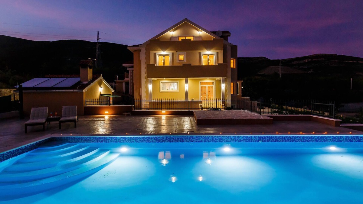 Rudine Villa | Spacious 5 bedroom villa with swimming pool and beautiful sea views.Villa Kosta