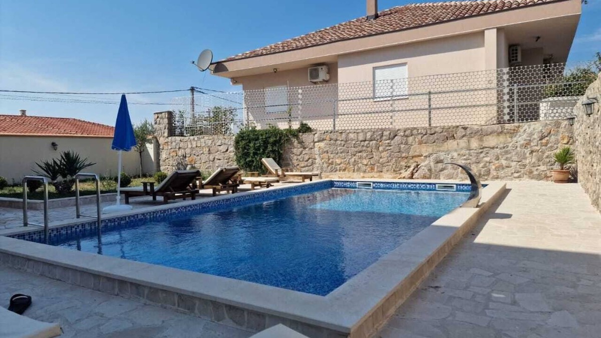 Neodi Villa | Spacious 5-bedroom villa with pool