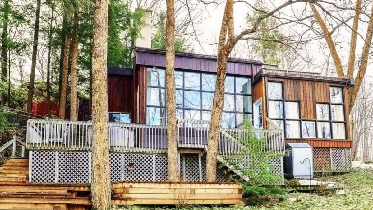 Utterson Cottage | Spacious 5 bedroom waterfront cottage. Billiard, TV, 3 kayaks, fishing, swimming