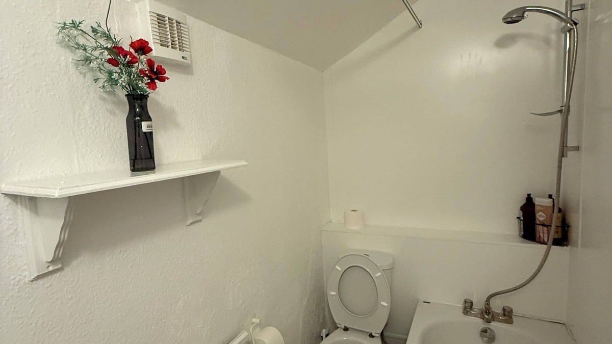 Northampton Apartment | Spacious 5-Ensuit bedroom apartment with WiFi, AC in charming Northampton
