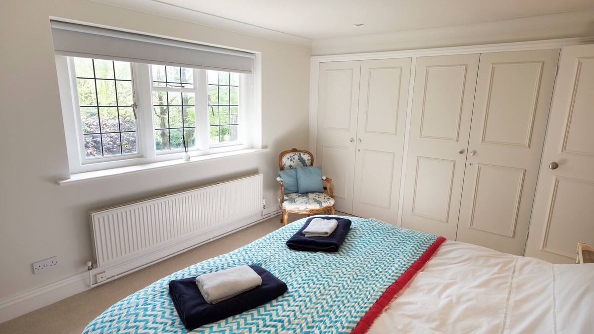 Stratton Cottage | Spacious 5* guest house with private tennis court and beautiful gardens