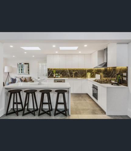 Hornsby House | Spacious 5BD Garden House in Hornsby close 2 train