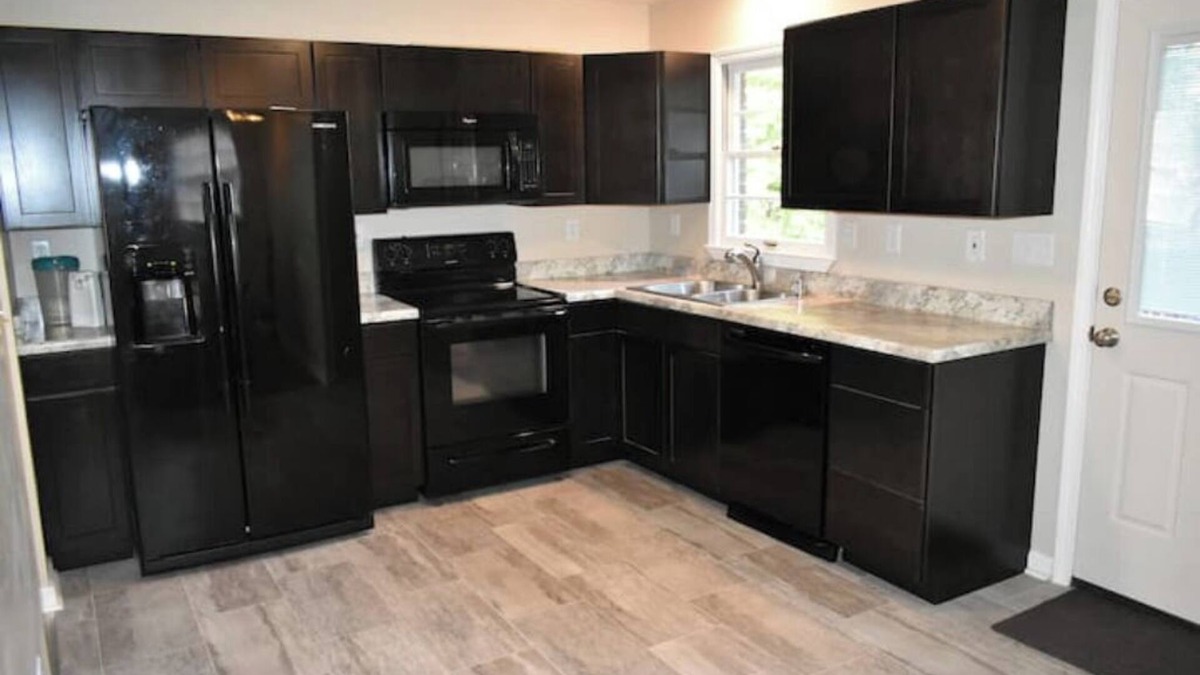 Woodland Hills House | Spacious 5BR/3 Bath, fenced, garage, 7 TV's, Parking, close to xway & shopping