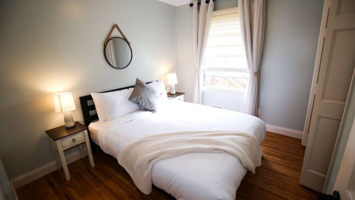 St. Anthony West House | Spacious 5BR in NE Arts District by Lux Life
