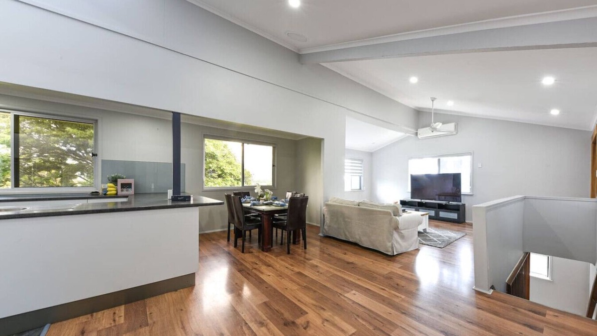 Springwood House | Spacious 5BR Retreat w/Balcony Near Hotspots