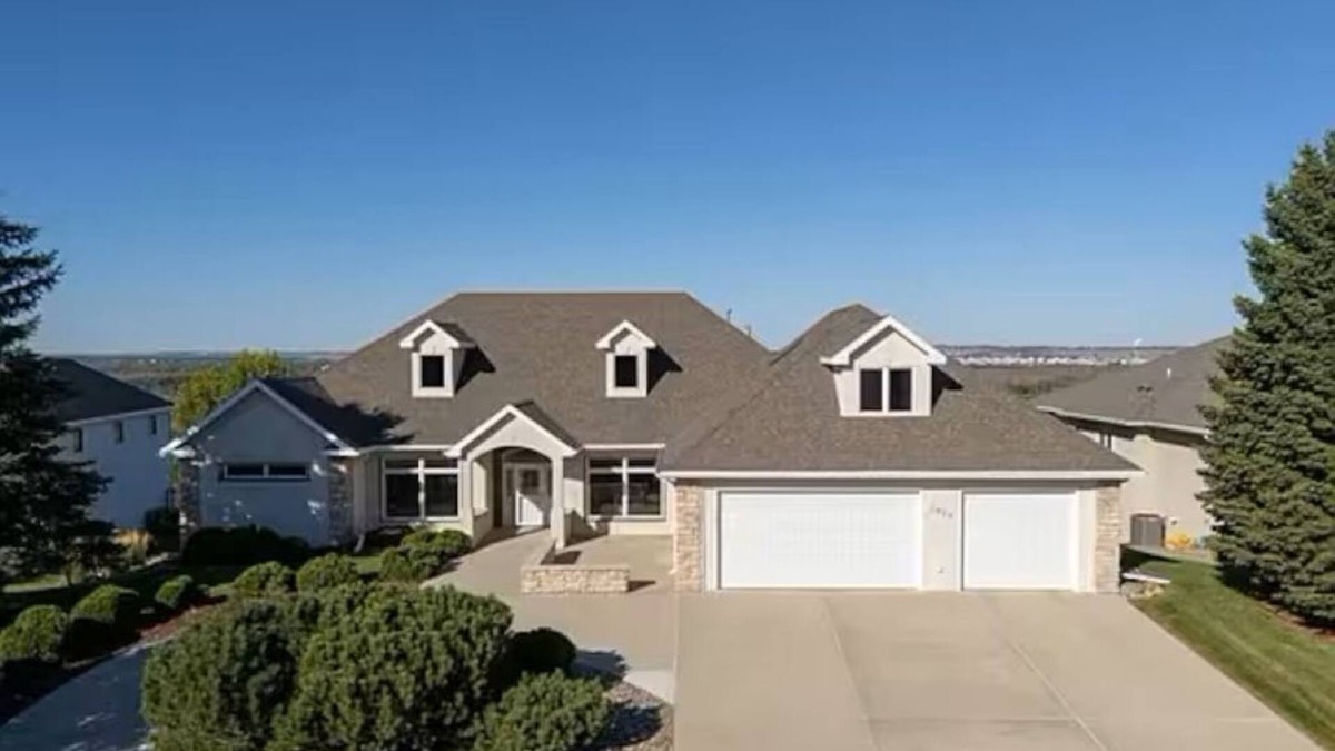 Bismarck House | Spacious 5BR River Retreat - Pool, Sauna, Golf & Stunning Views